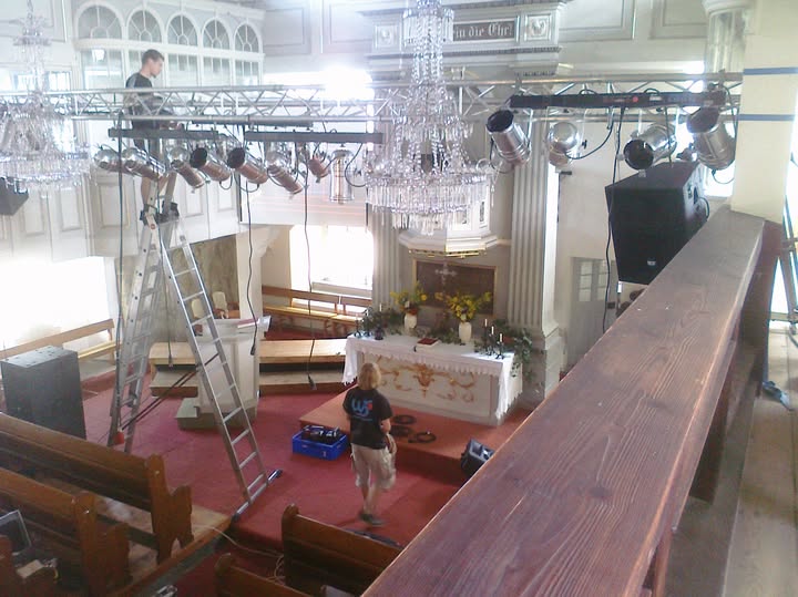 Installation von Licht- und Traversentechnik im Innenraum einer Kirche
